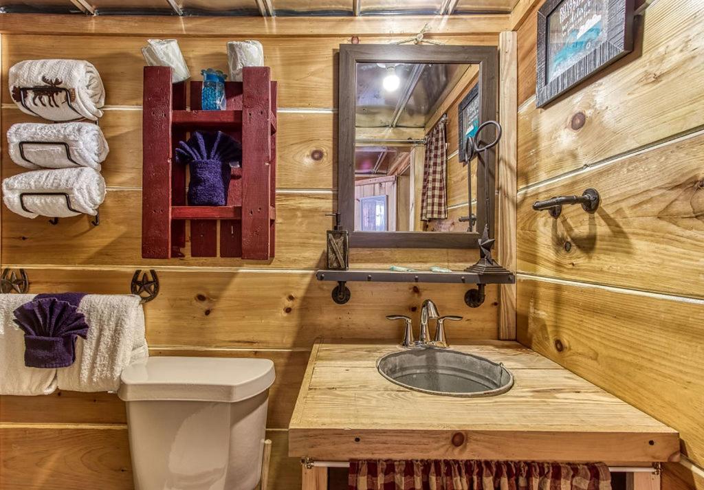 The Tiny Barn, 1089 Free Tickets Each Paid Day, Dollywood And More セバービル エクステリア 写真