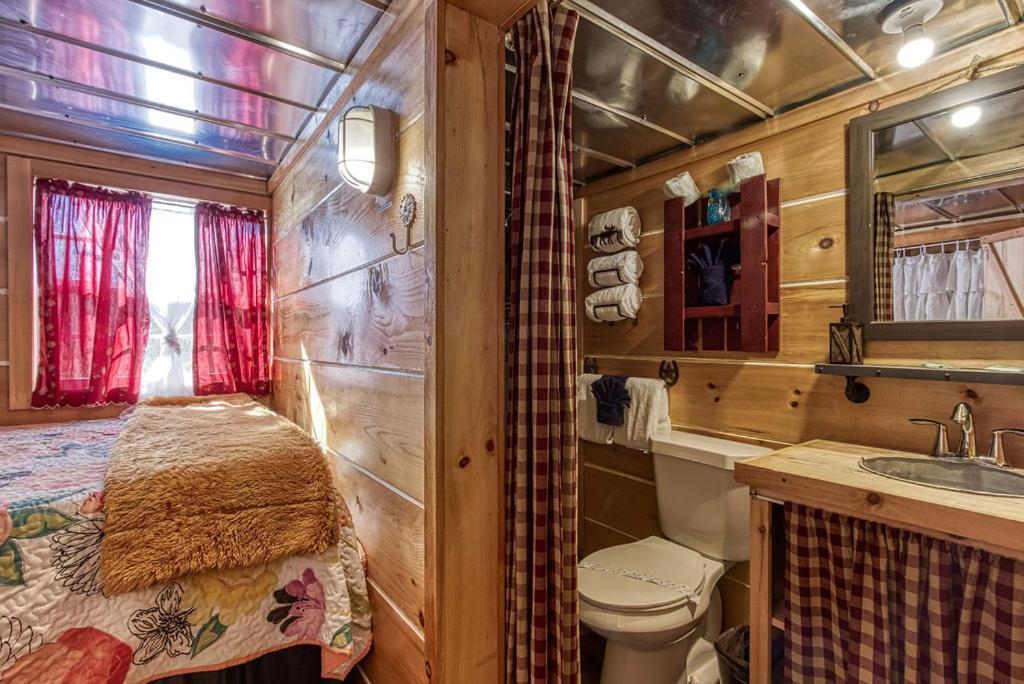 The Tiny Barn, 1089 Free Tickets Each Paid Day, Dollywood And More セバービル エクステリア 写真